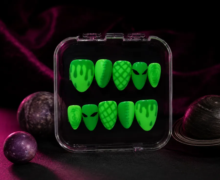 Area 51 press-on nail set