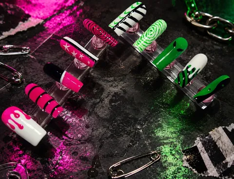 Grunge press-on nail set